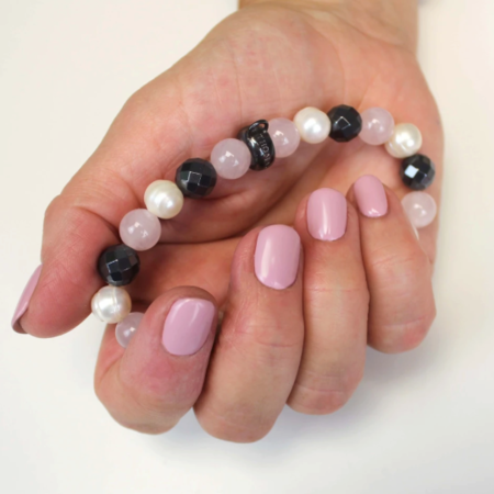 GEMINI vegansk neglelak i farven Love – sart rosa nuance med plejende planteekstrakter, UV-filter og lang holdbarhed.