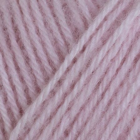Close up af lun merino fra rauma garn i farven babyrosa