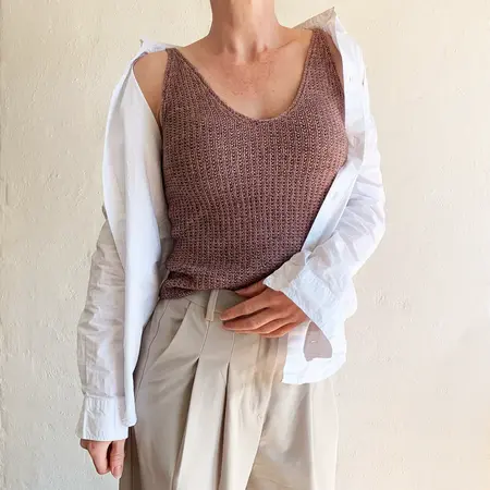 front af model twig-top-light-odd-row-strikkekit-strikket i vaya fra lang yarns