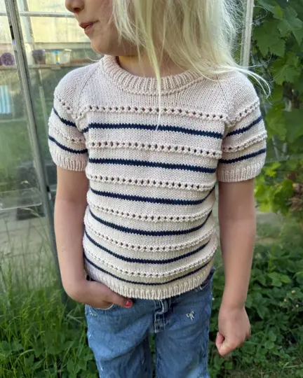 Barn iført Ida Tee Junior fra PetiteKnit strikket i Duo fra Sandnes Garn med strukturmønster og striber