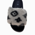 Dame slippers med blød grå pels og sorte leopardpletter på sort sål.