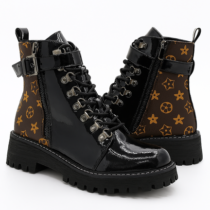 Sort lakstøvle med spænde og brunmønstret side for damer