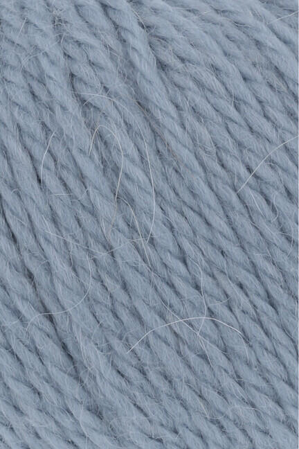 Close up af garnnøgle Carpe diem fra lang yarns i farven light blue jeans