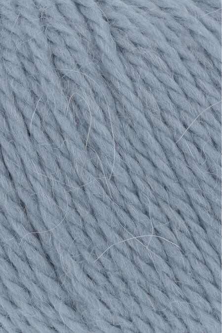 Close up af garnnøgle Carpe diem fra lang yarns i farven light blue jeans