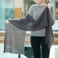 Strikket mørkegråt shawl fra bogen Knitwear af Susie Haumann, strikket i Isagergarn