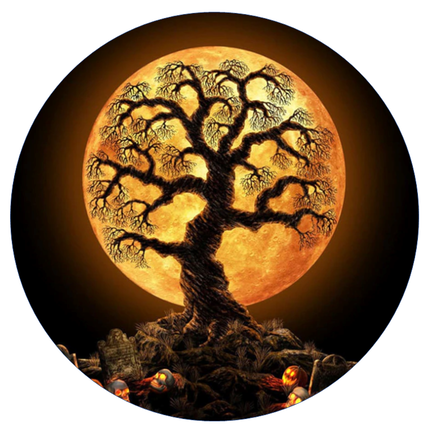 Rundt Halloween sukkerprint med bart uhyggeligt træ foran orange fuldmåne, flyvende flagermus og græskar