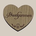 Hjerteformet bordkort i egefineret træ med teksten Brudgommen og fine graverede detaljer