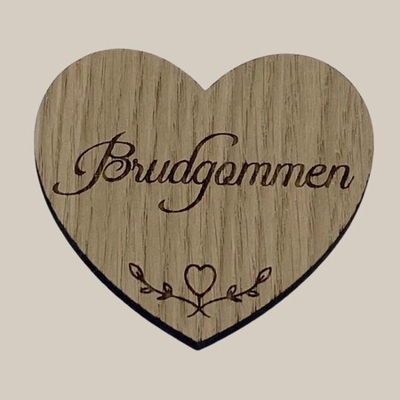 Hjerteformet bordkort i egefineret træ med teksten Brudgommen og fine graverede detaljer