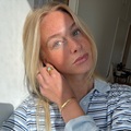 Nathalie iført Endless Waves ring udført i 925 ren sterlingsølv belagt med 18 karat forgyldning isat en grøn zirkonia.