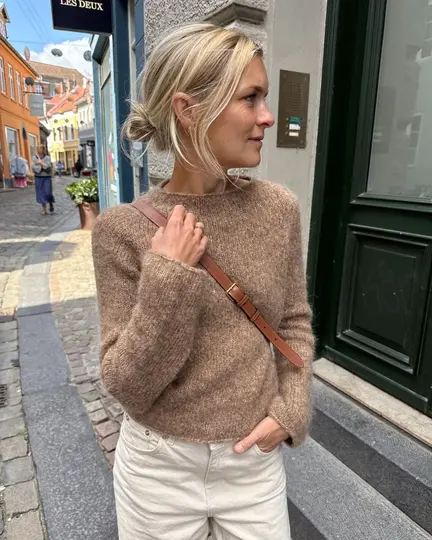 Petiteknit på gaden i århus iført sin ivy sweater strikket i Isager soft e7s