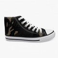 Camouflage high-top sneakers i canvas med hvide snørebånd og hvid gummisål, set fra siden på kridhvid baggrund.