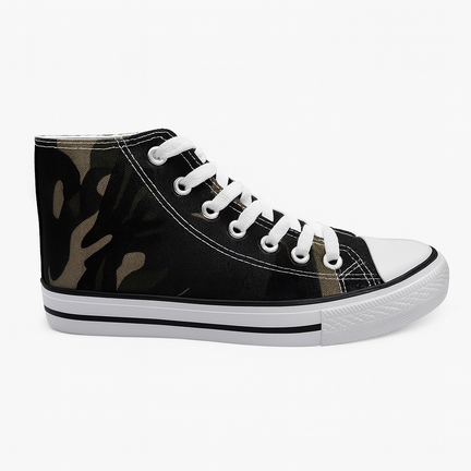 Camouflage high-top sneakers i canvas med hvide snørebånd og hvid gummisål, set fra siden på kridhvid baggrund.