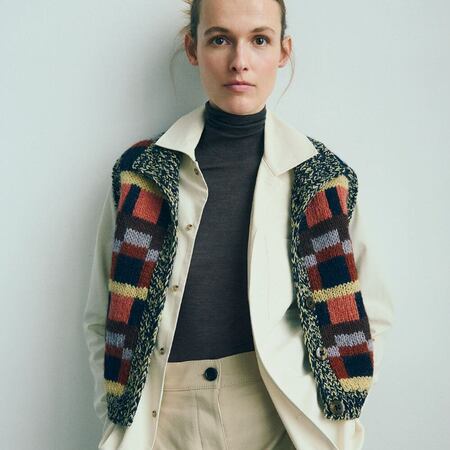 model ifoert anni vest designet og strikket af helga isager