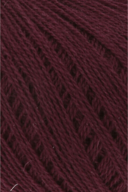 Close up af garnet Cashmere extra lace fra Lang Yarns i farven bordeaux bær meleret