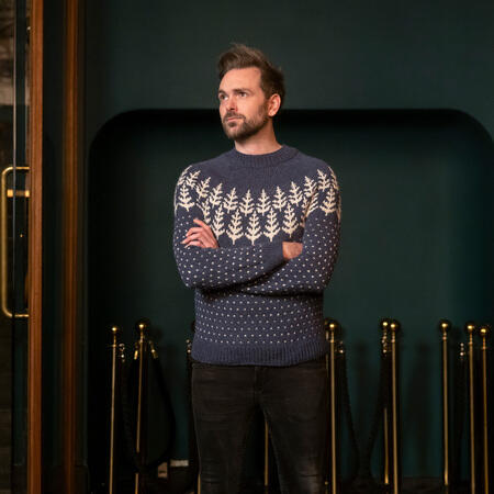 Let it Snow sweater af Hanne Rimmen – blå julesweater med grantræsmønster og snefnug, strikket i Pernilla og Vilja fra Filcolana.