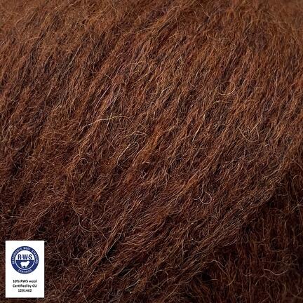 close up af garnnoegle af maerket snefnug fra camarose i farven kaffe