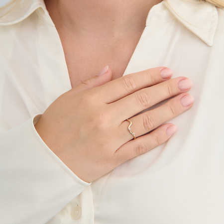 Flow ring i 8 karat guld med zirkonia på model