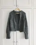 PetiteKnit Sunday Cardigan  vist som færdig cardigan i grå uld og silk mohair med brede ribkanter.