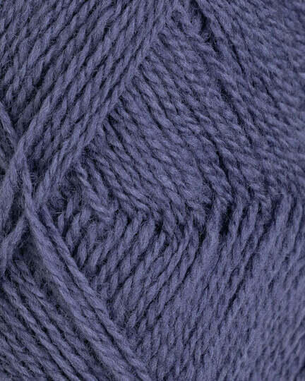 Close up af rauma finull garnnøgle farve blågrå