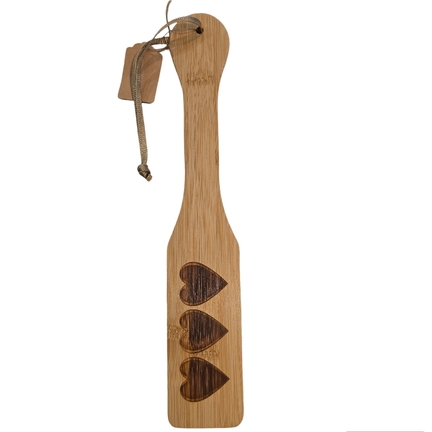 Smækbræt med Hjerter 31,5 cm – træ paddle med hjerteudskæringer til erotisk spanking og sanseleg.