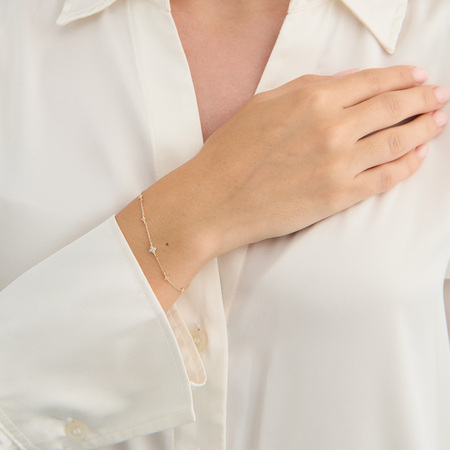 Milkyway armbånd i 8 karat guld med zirkonia på model