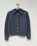 Strikket cardigan med duffelcoat knapper Sandoy fra kit couture. Strikket i jeansblå tweed garn fra kit couture