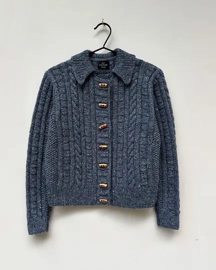 Strikket cardigan med duffelcoat knapper Sandoy fra kit couture. Strikket i jeansblå tweed garn fra kit couture