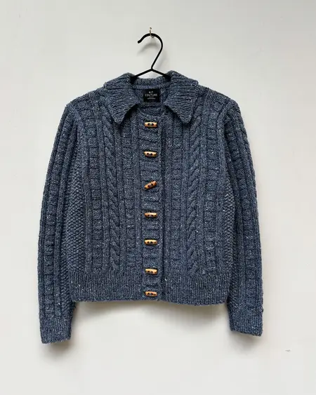Strikket cardigan med duffelcoat knapper Sandoy fra kit couture. Strikket i jeansblå tweed garn fra kit couture
