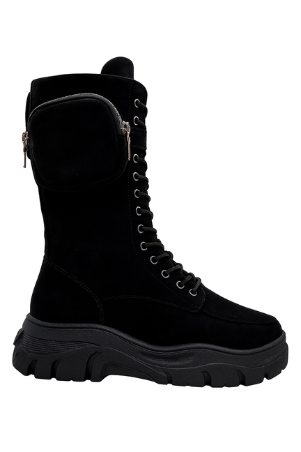 Sort combat-støvle med platform, snørebånd og lille lomme – damesko i ruskind