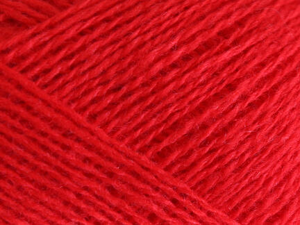 Close up af garnet saga fra filcolana i farven 138 – Geranium red