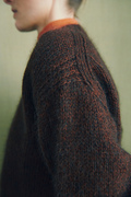 close up af skulder paa model ifoert helga isagers strikkede otti sweater