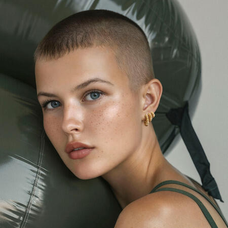 AI-model iført Seashell Secrets hoops udført i 925 ren sterlingsølv belagt med en slidstærk forgyldning i 18 karat guld.