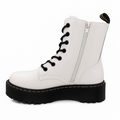 Hvid lak combat støvle med sort plateau sål, snørebånd og lynlås i siden