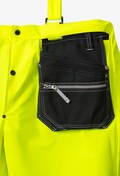 Close up af den aftagelige lomme i sort på Hi-Vis regnbukser. Skift stil og funktionalitet efter behov.
