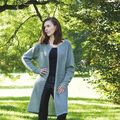 Model iført strikket havgrøn cardigan Grete designet af Ellen Holm fra bogen I skovens dybe Strikkero, strikket i Isager garn