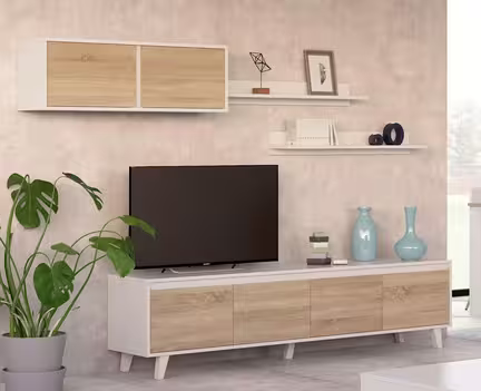 En moderne stue med et lyst træ og hvidt tv-bord med et fladskærms-tv. Ovenover er der hylder med indretningsartikler og planter. En høj potteplante er til venstre, og væggen er en lys beige farve.