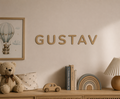 Navnet GUSTAV i træbogstaver på væg i børneværelse – Bogstaver Design 1 i egetræ