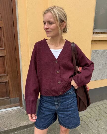 Scarlet Cardigan – strikket cardigan i vinrød Double Sunday fra Sandnes Garn, design PetiteKnit.