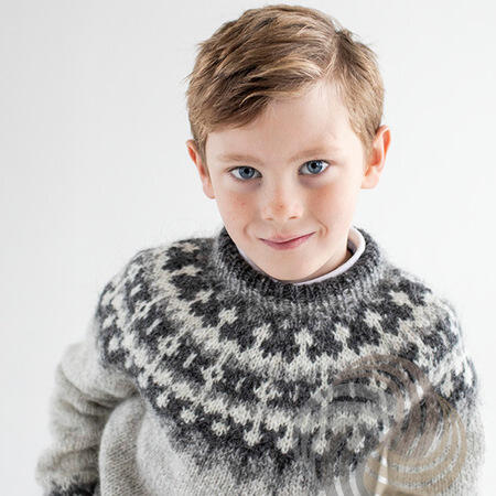 Kastali børnesweater strikket i Lettlopi fra Istex – islandsk strikkeopskrift med bærestykkemønster i grå nuancer.