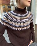 close up af petiteknit ifoert sin strikkede celeste sweater med baerestykke