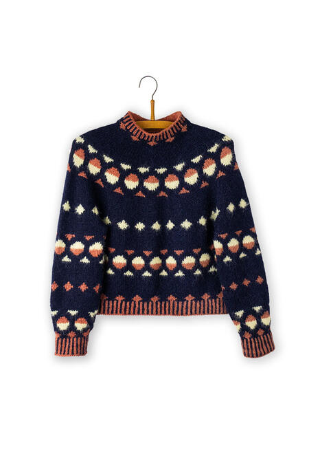 moerkeblaa udgave af gunta sweater fra helga isager
