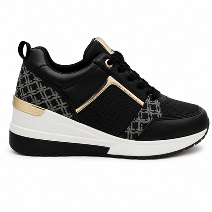 Sort wedge-sneaker med guld detaljer og mønstret panel
