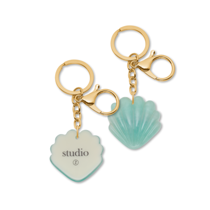 studio.z shell-shaped blue keychain in acrylic