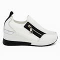 Hvid slip-on damesko med kilehæl og sort gummisål i minimalistisk design.