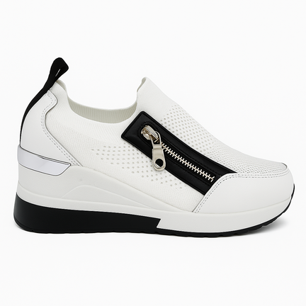 Hvid slip-on damesko med kilehæl og sort gummisål i minimalistisk design.