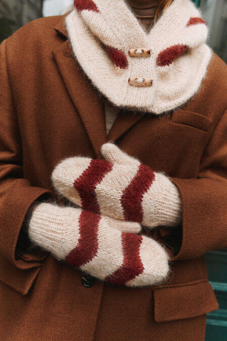 Close-up af Karen Mittens i zigzagmønster og matchende Karen Hood. Design af Kirsten Nørgaard for Isager Archives 2.