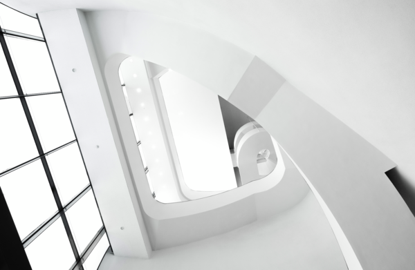 Trappeopgang i funkisbygning. Indretning med LUPO Casa