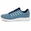 Blå letvægts sneaker med navy snørebånd og hvid sål.