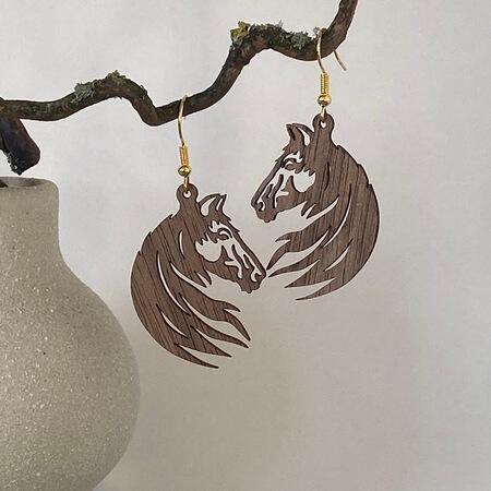 hest-oereringe-trae-valnoed-soelv-by-sandager