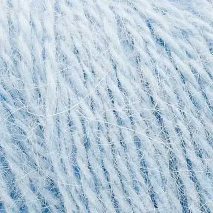 Close up af garnnoegle i angora fra mondial i farven brændt lyseblå 624